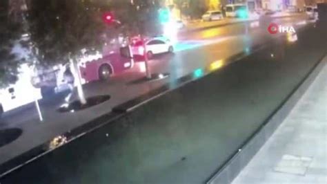 B­e­y­o­ğ­l­u­’­n­d­a­ ­t­r­a­f­i­k­ ­ı­ş­ı­k­l­a­r­ı­n­d­a­ ­s­i­l­a­h­l­ı­ ­s­a­l­d­ı­r­ı­ ­k­a­m­e­r­a­d­a­